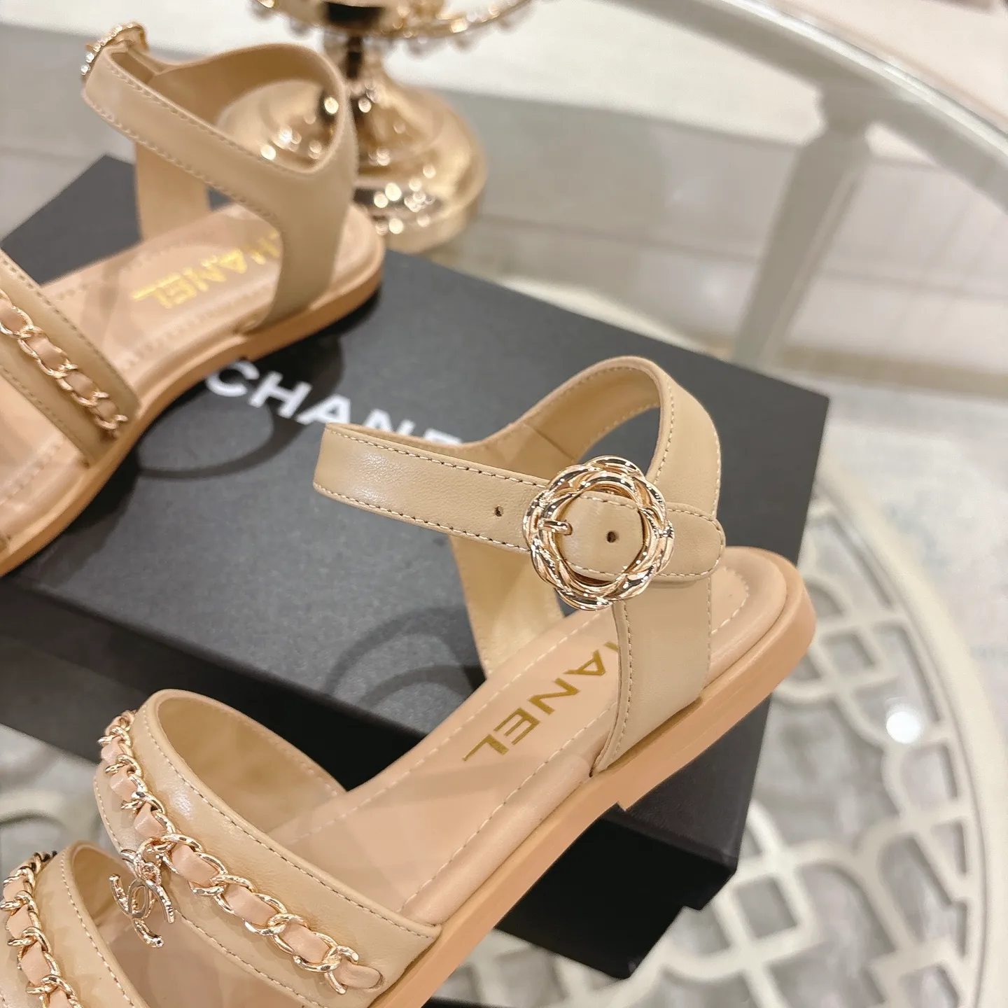 👟👟Ex-factory price 560👟👟Chanel Xiaoxiang 2025ss spring and summer latest catwalk fashion chain decoration top quality! Accurate to 1:1, light luxury without tiring the feet, the upper foot can be matched with spring and summer clothes at will, highlighting texture and taste, simple yet luxurious appearance, even if it is just a pair of sandals, it is definitely a must-have pair in the summer shoe cabinet. Upper: imported lambskin. Lining: imported sheepskin lining. Outsole: original customized outsole. Size: 35-40 (40.41.42 custom-made, non-returnable)